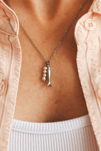 Load image into Gallery viewer, Pesica Fish and Pearl Necklace