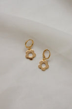 Load image into Gallery viewer, Flower huggie gold hoops