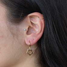 Load image into Gallery viewer, Flower gold hoops