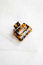Load image into Gallery viewer, Caramel Tortoise Hair Claw